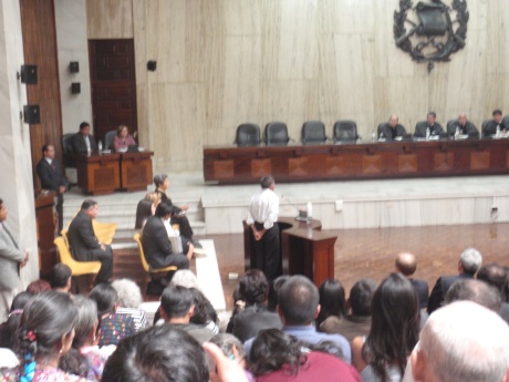 Hilarion lämnar sitt vittnesmål inför Guatemalas högsta domstol